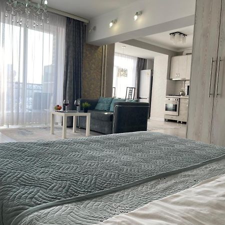 Apartment In The Heart Of The City Almaty Eksteriør billede