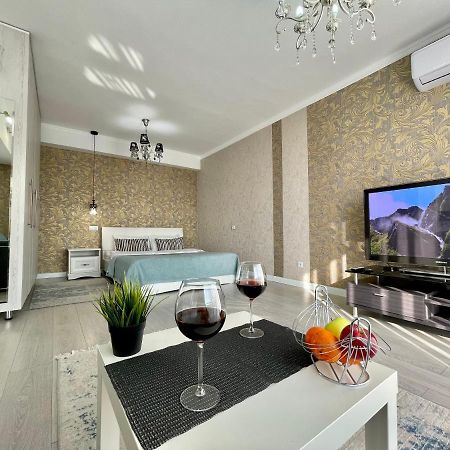 Apartment In The Heart Of The City Almaty Eksteriør billede