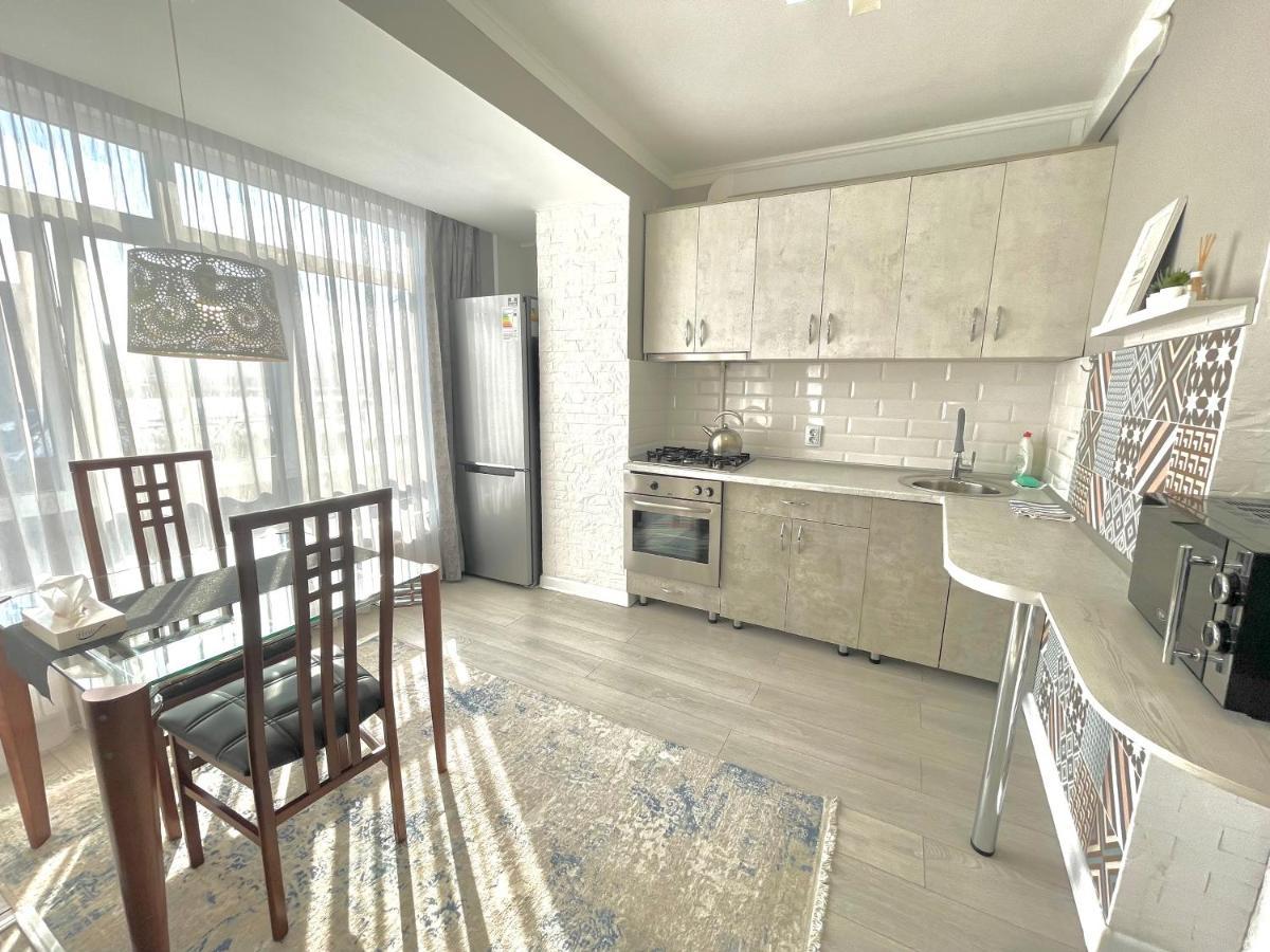 Apartment In The Heart Of The City Almaty Eksteriør billede