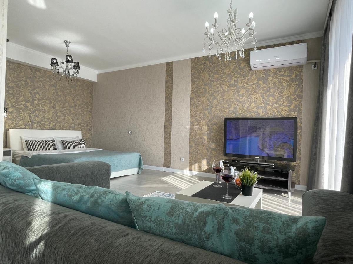 Apartment In The Heart Of The City Almaty Eksteriør billede