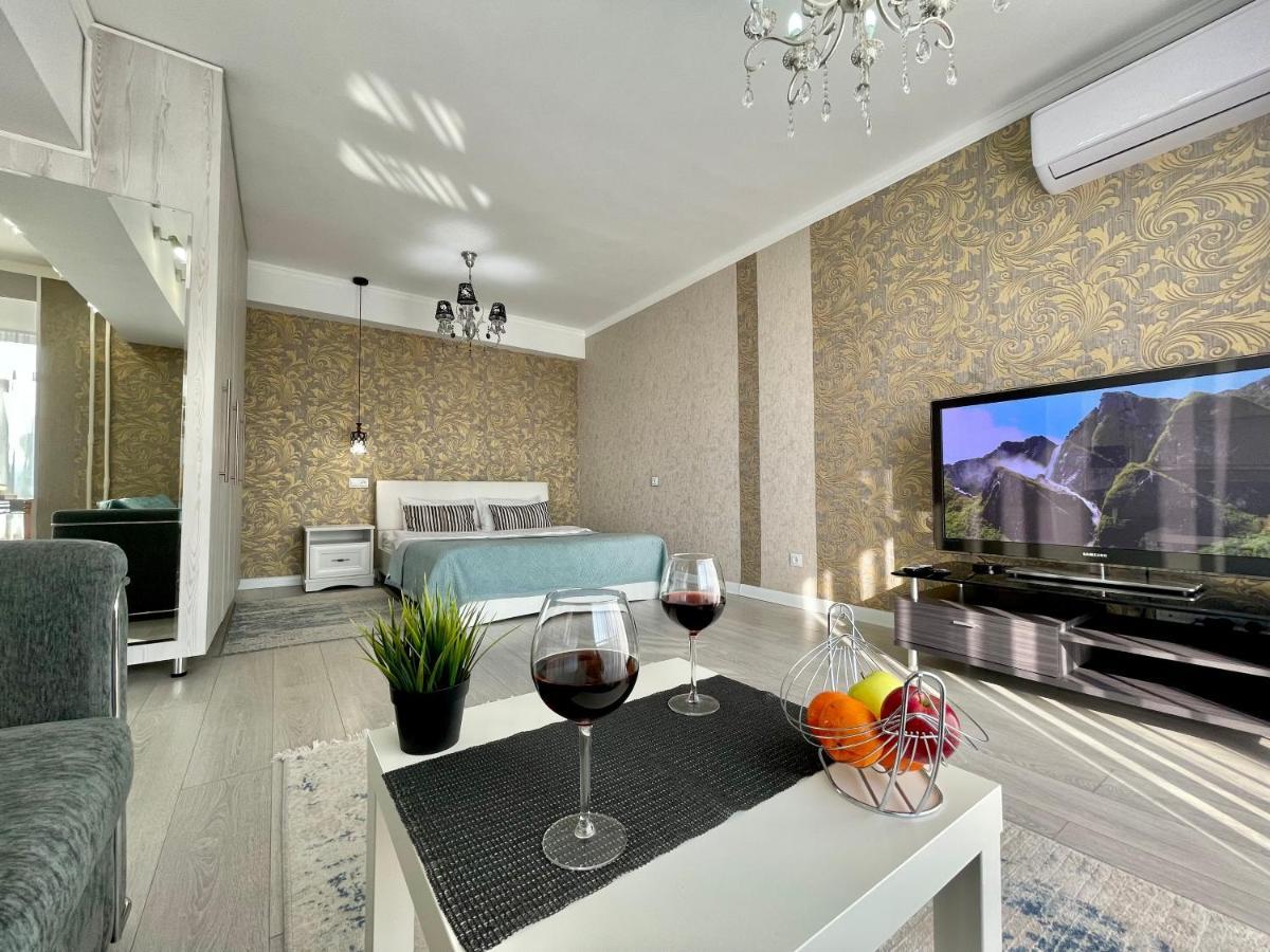 Apartment In The Heart Of The City Almaty Eksteriør billede