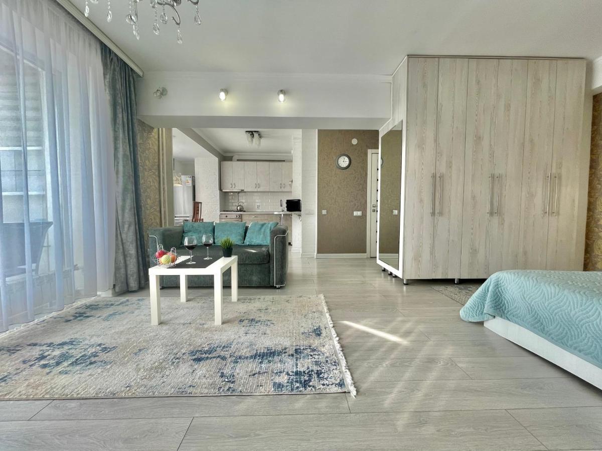 Apartment In The Heart Of The City Almaty Eksteriør billede