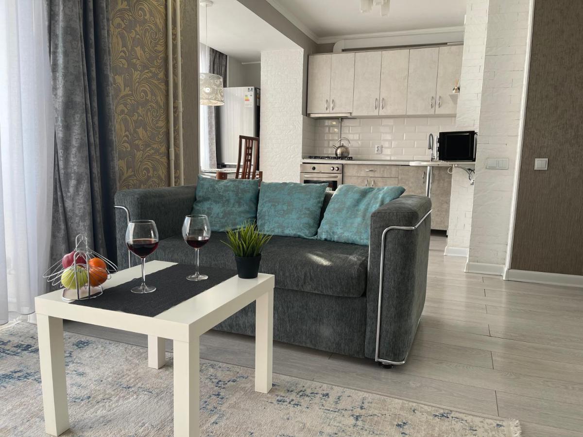 Apartment In The Heart Of The City Almaty Eksteriør billede