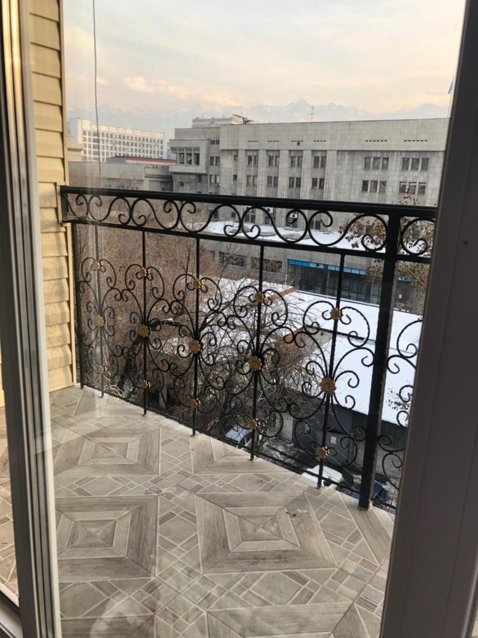 Apartment In The Heart Of The City Almaty Eksteriør billede
